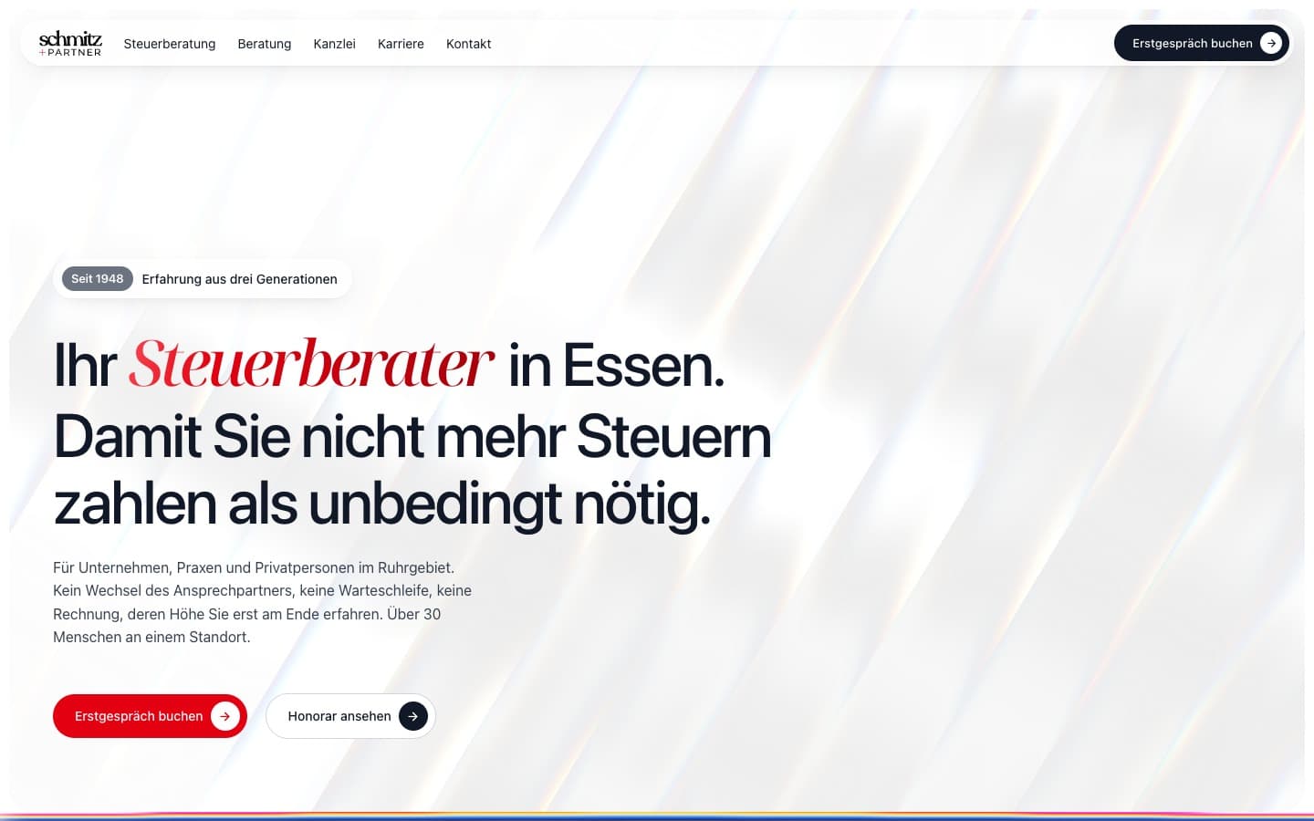 Eigenes Website-Konzept für Schmitz + Partner mit heller Architektur im Hintergrund und roter Serifenschrift im Hero.