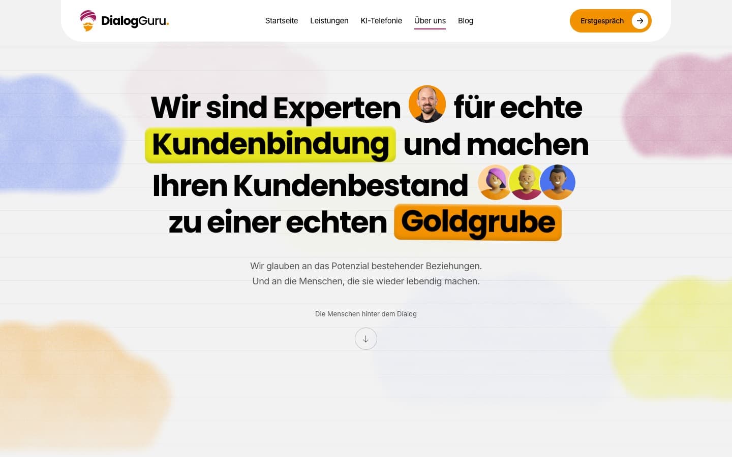 Hero der DialogGuru-Über-uns-Seite mit großer schwarzer Typografie, bunten Akzenten und einem Porträt.